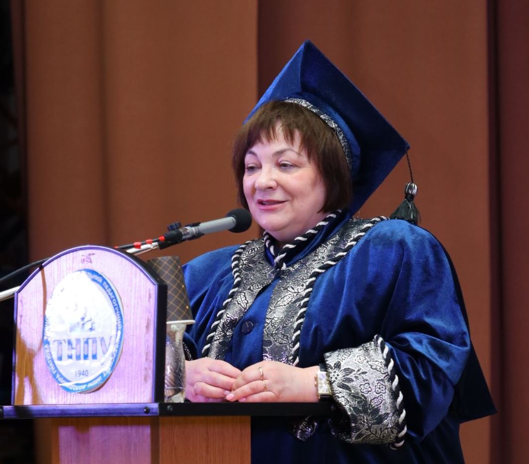 Перший проректор  ТНПУ проф. Надія Дробик вітає бакалаврів.jpg