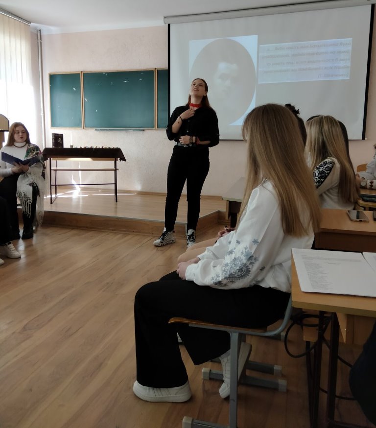 Вероніка Цегельна читає уривок з поеми Відьма