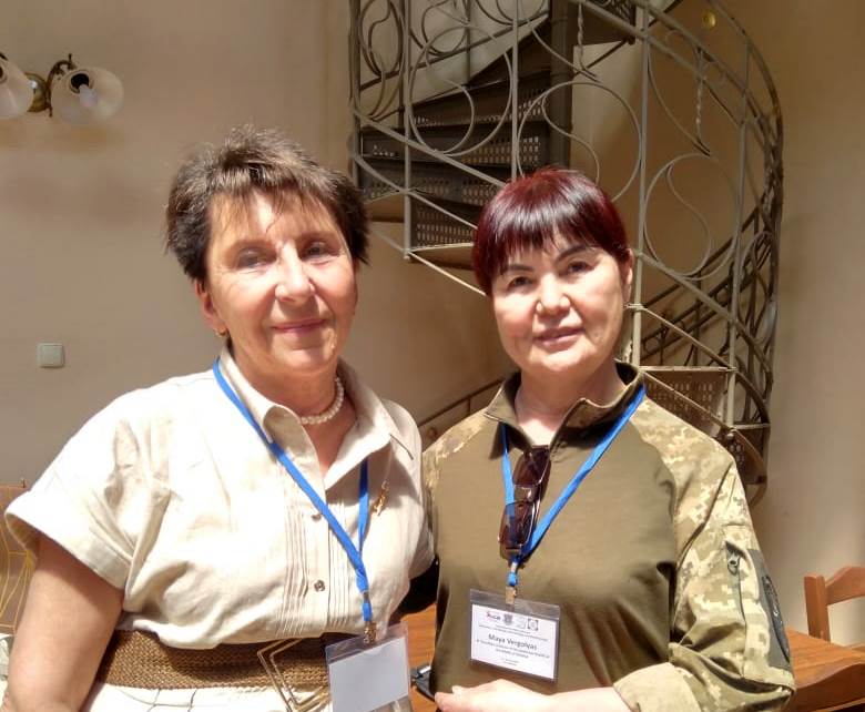 З доктором біол. наук Майею Верголяс, яка поза наукової активності служить, як і вся її родина, у лавах ЗСУ.