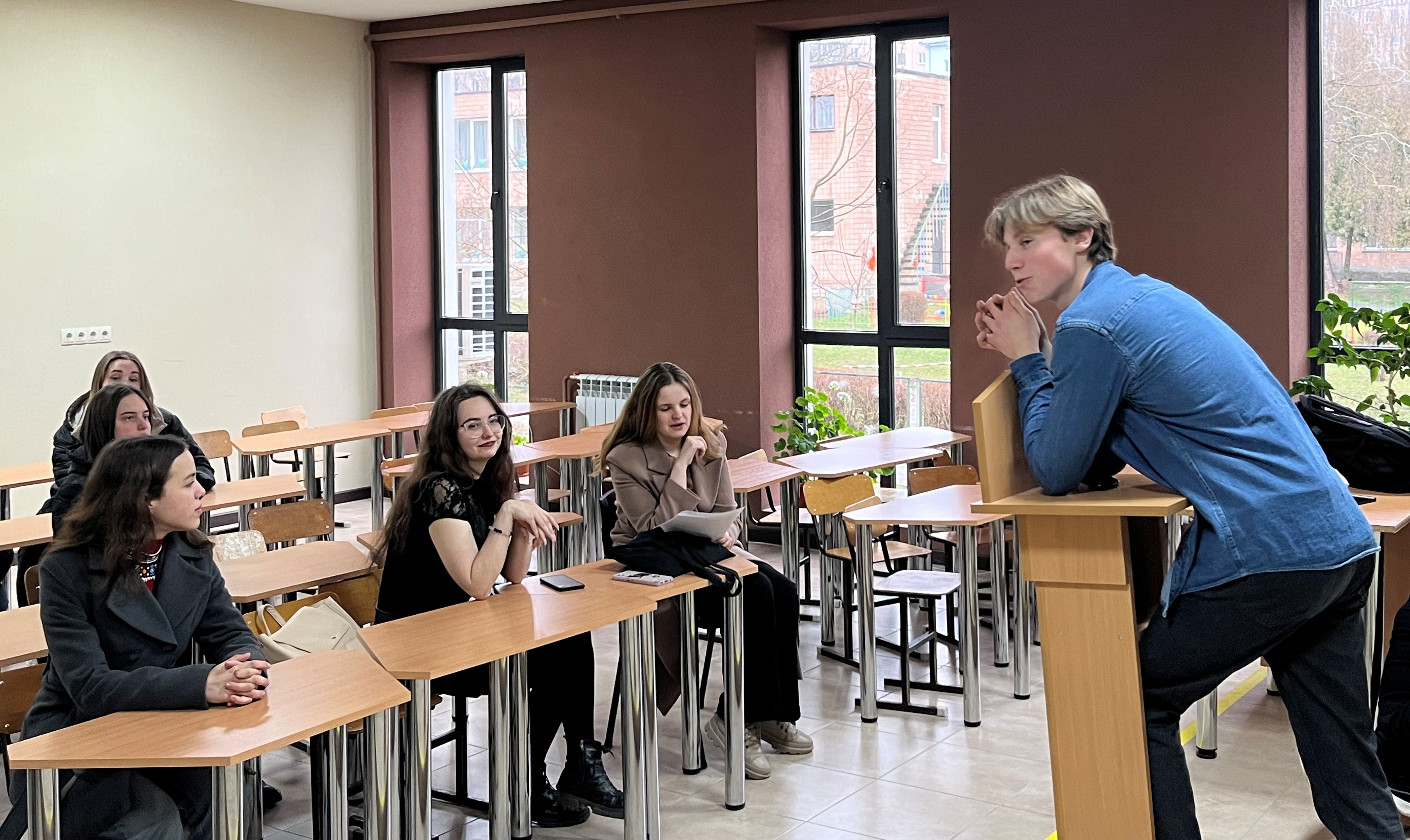  Жваве обговорення біографії.jpg