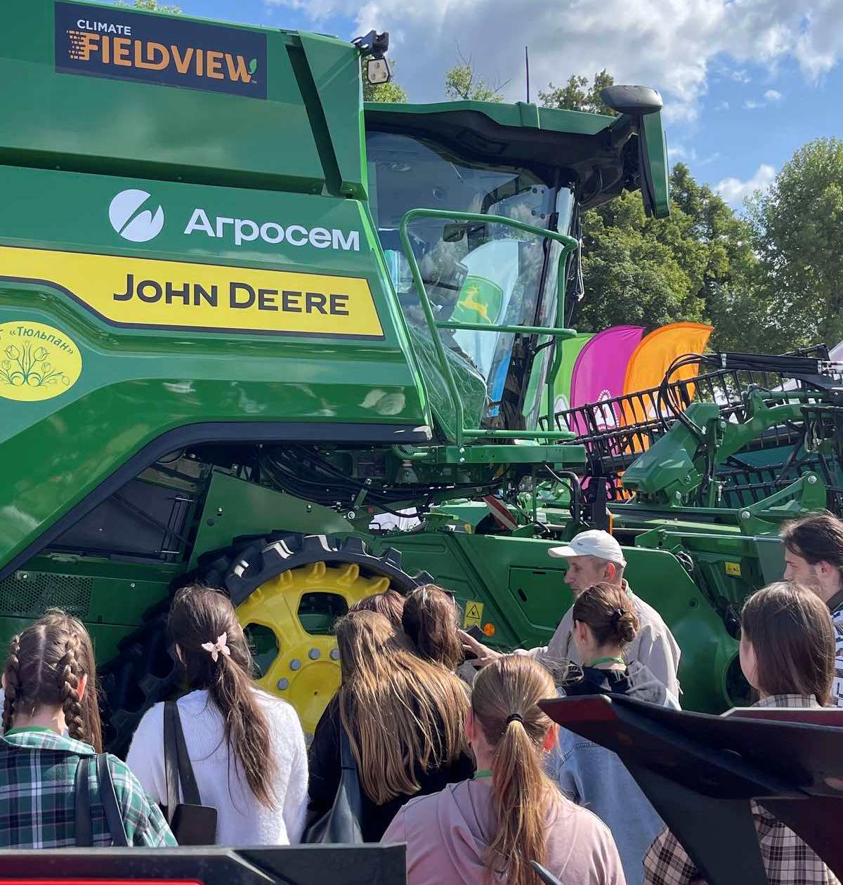  виставкові зразки грунтооброблювальної техніки.jpg