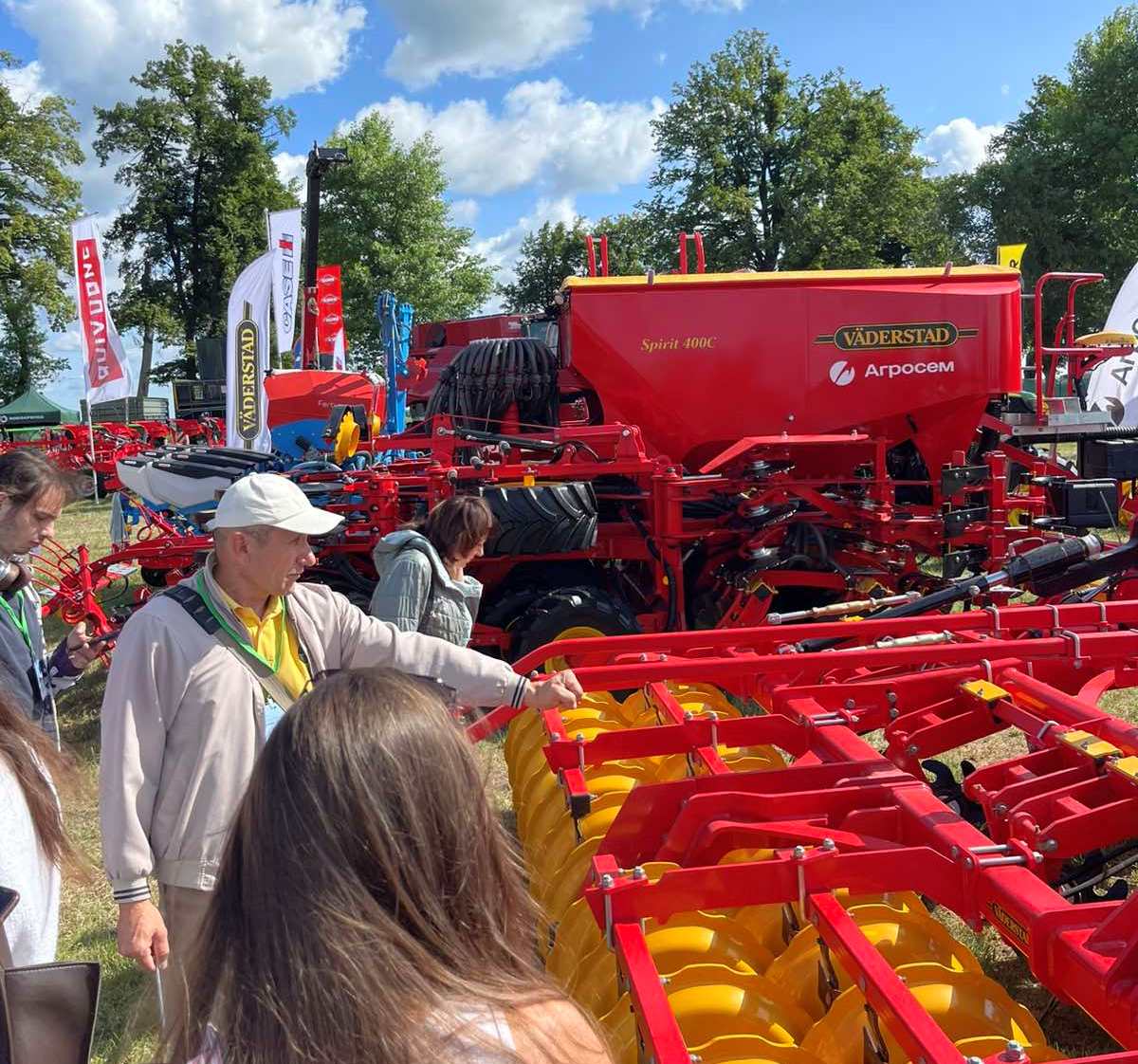  виставкові зразки грунтооброблювальної техніки.jpg