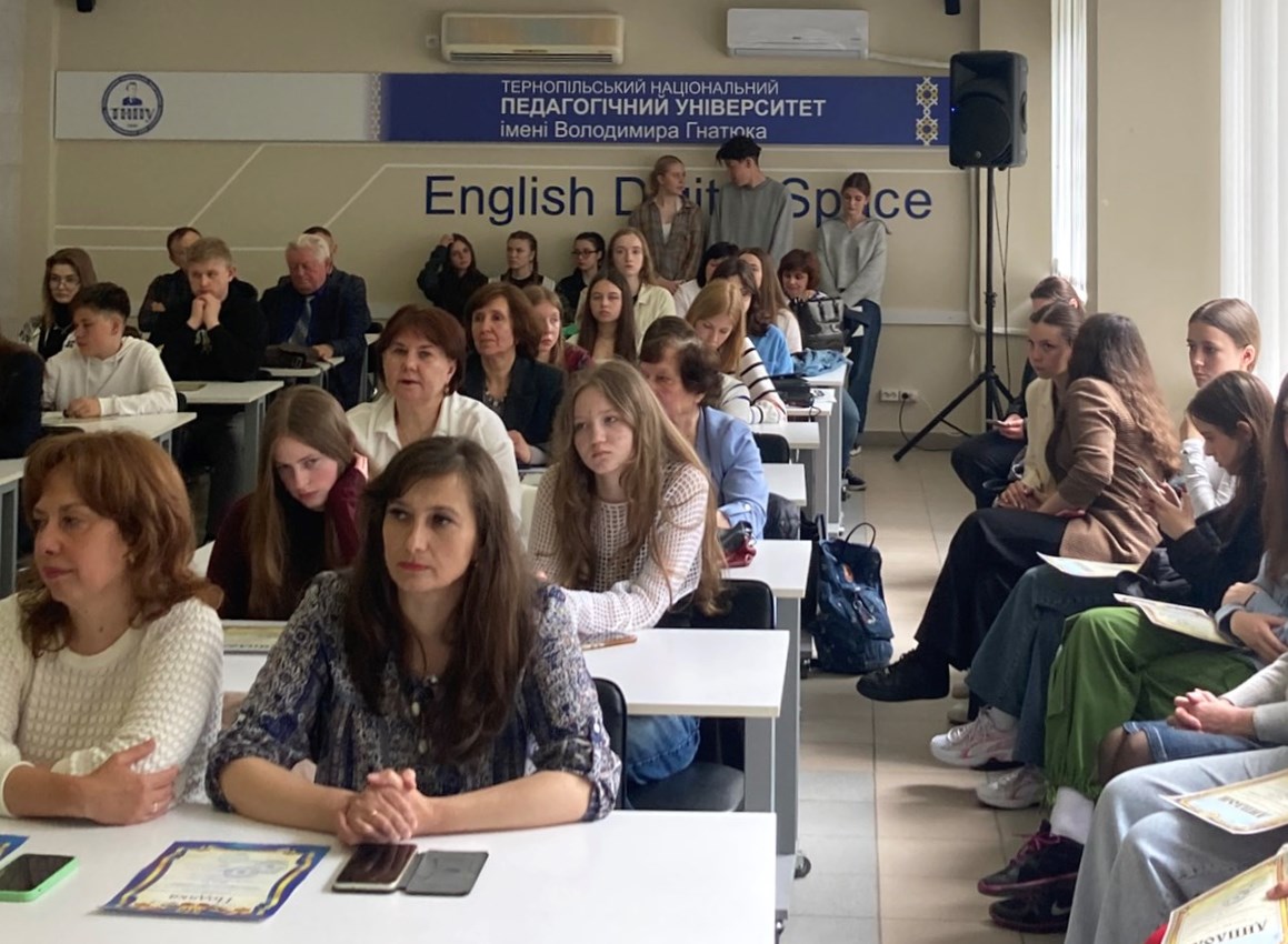 Учасники святкової імпрези - учні і вчителі.jpg