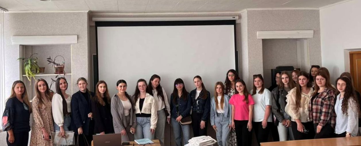 Студенти другого курсу з керівником практики.jpg