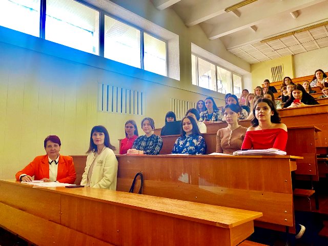  На захисті практики присутні студенти першого курсу та викладачі кафедри української мови та славістики.jpg