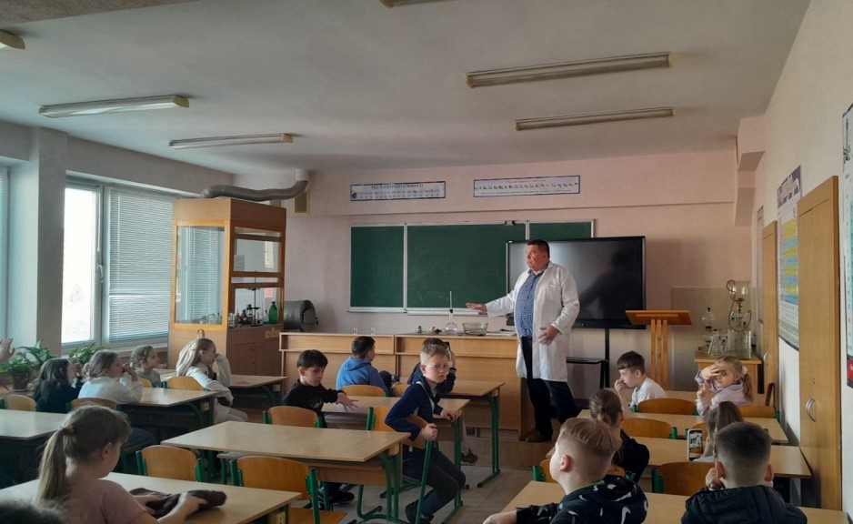 Знайомство з цікавим світом експериментальної хімії під керівництвом доцента Миколи ГЛАДЮКА