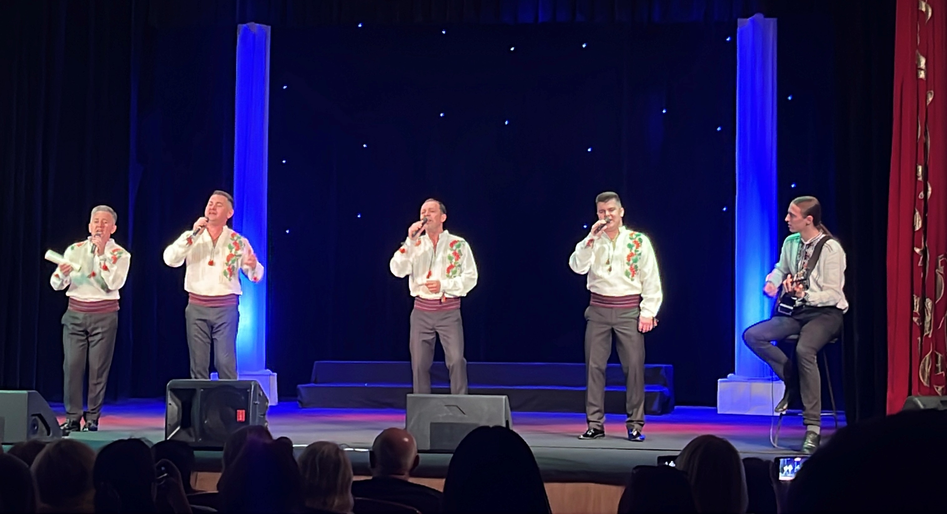 Акордівці виконують пісні В.Івасюка, гітара - Роман Архитко.JPG