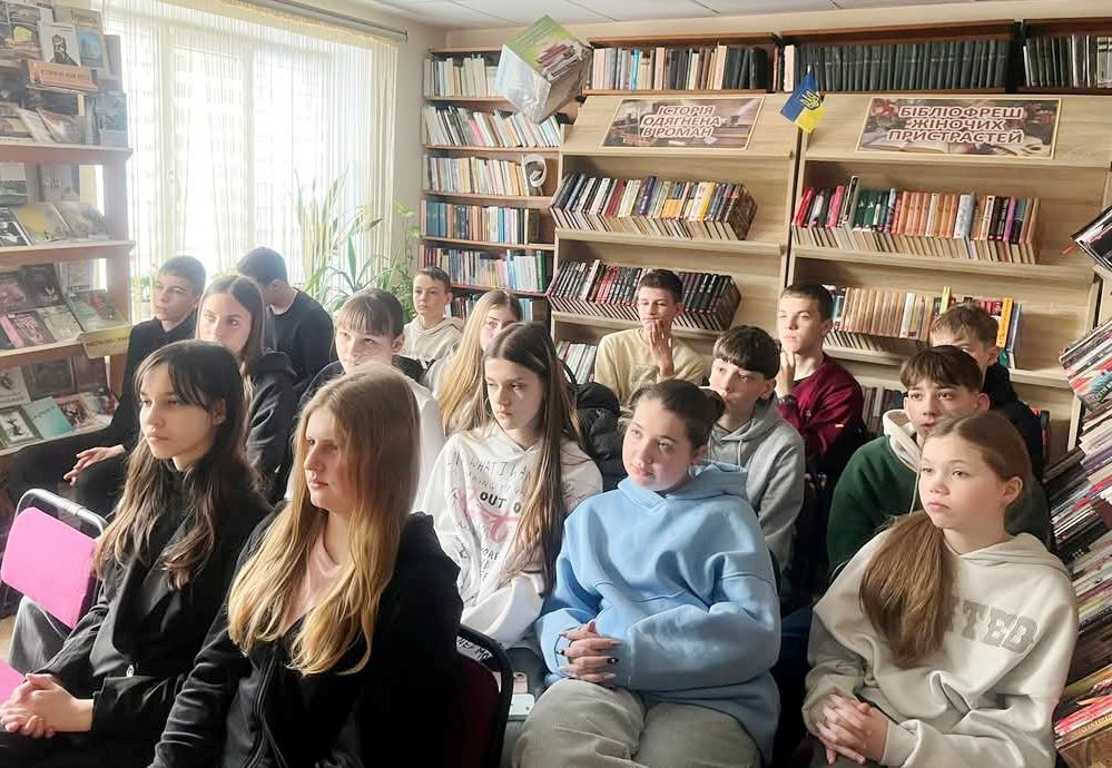 Учні школи № 7 з цікавістю слухають розповідь доповідача.jpg