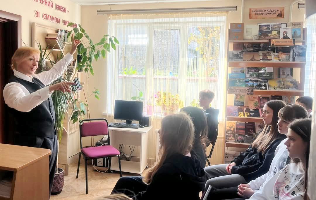  Доцент Світлана Новицька розповідає про екологічні проблеми сьогодення і шляхи їх вирішення.jpg