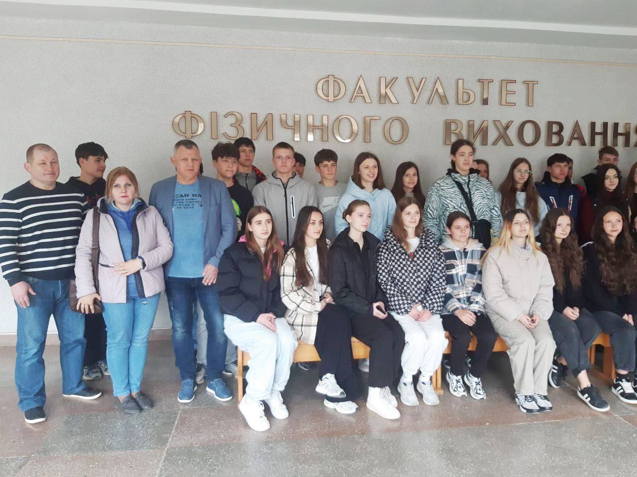   Спільне фото з майбутніми абітурієнтами.jpg