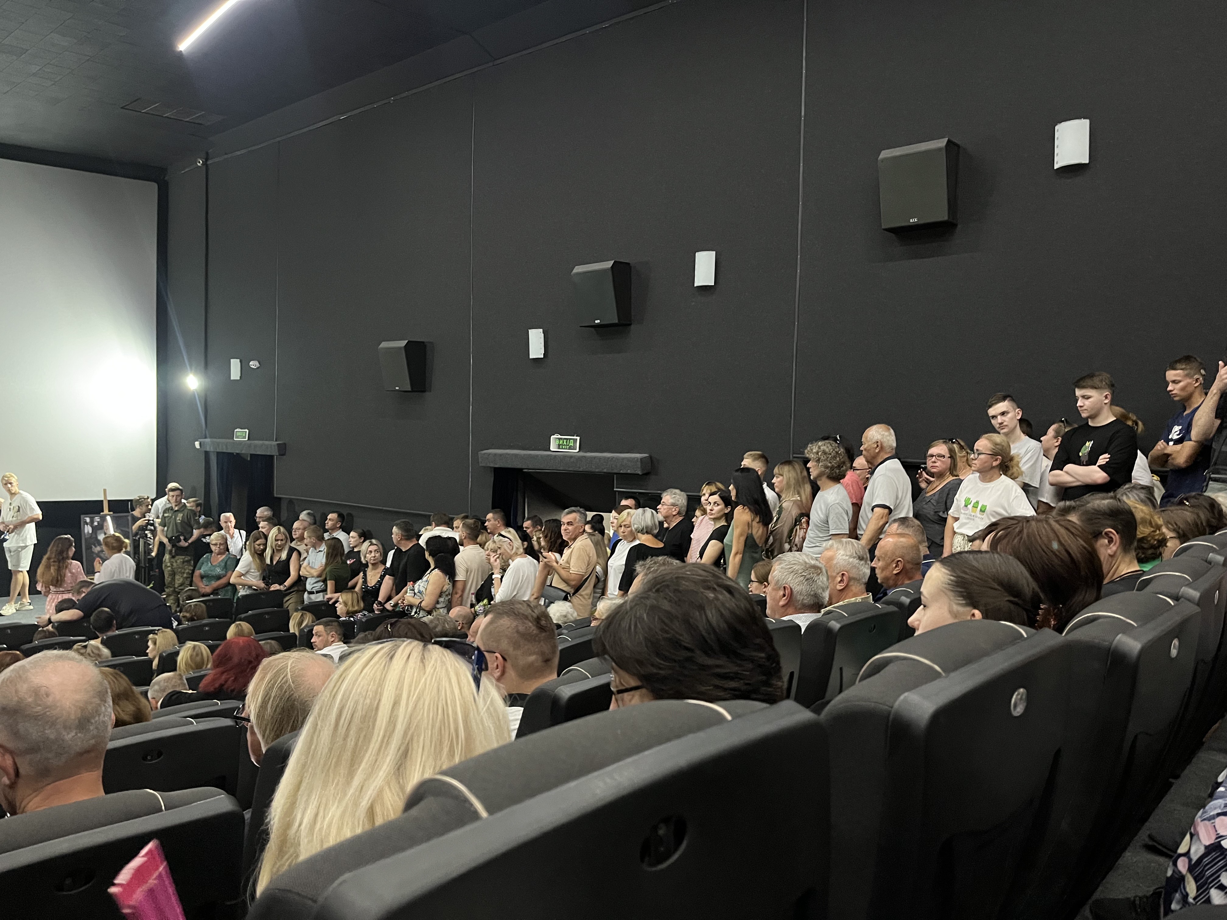 Тернополяни, сімʼя, друзі, колеги Любомира прийшли на презентацію кінокартини фото тернополяни, сімʼя, друзі, колеги Любомира прийшли на презентацію кінокартини