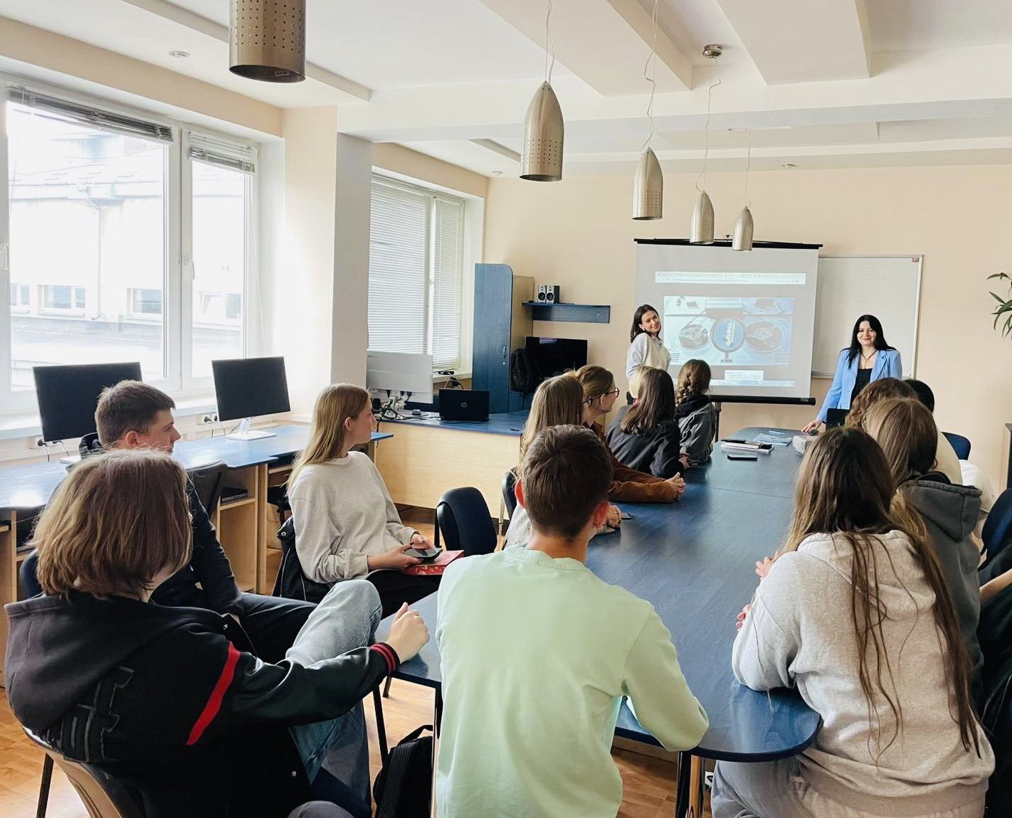  Ірина Шевченко захищає свій проєкт .jpg.jpg