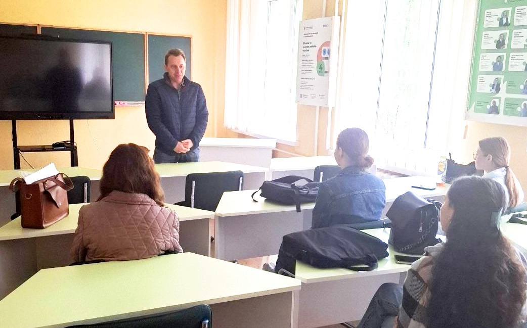 Іван ГОЛОВАТЮК розпочинає лекцію