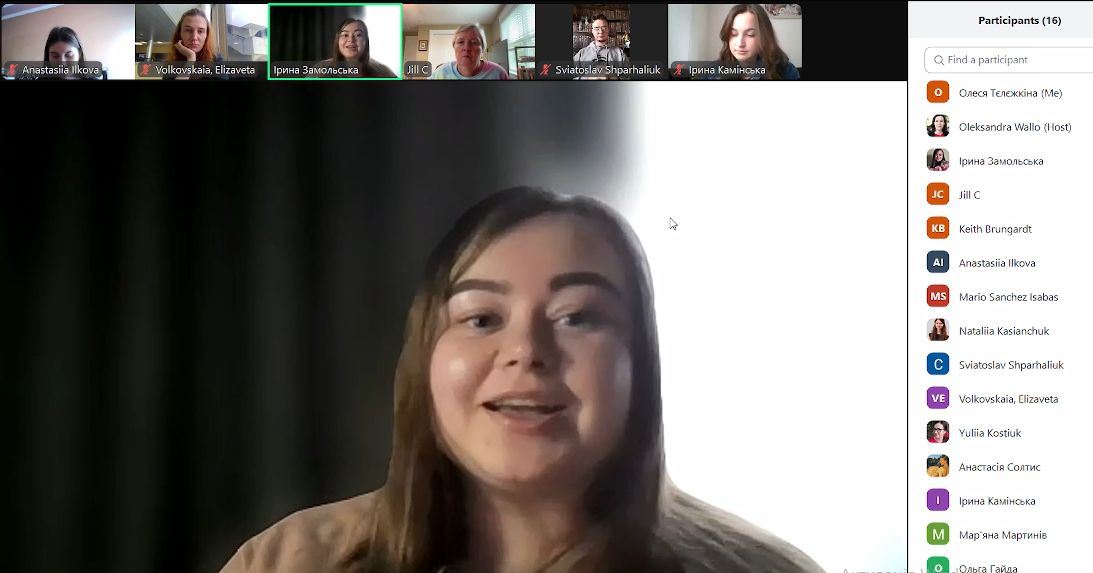   Учасники зустрічі, об’єднані в мікрогрупи, обговорювали різноманітні питання.jpg