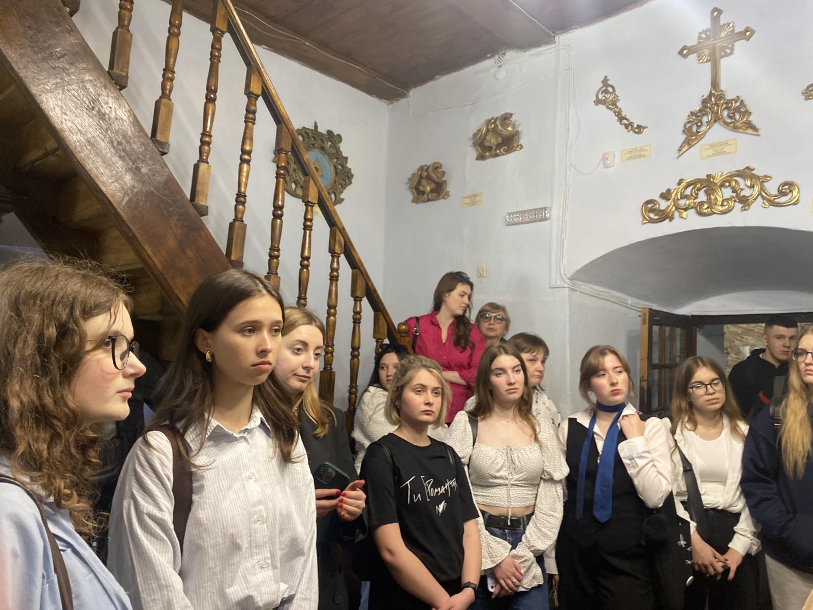  Університетський колектив в Острозькому замку.png