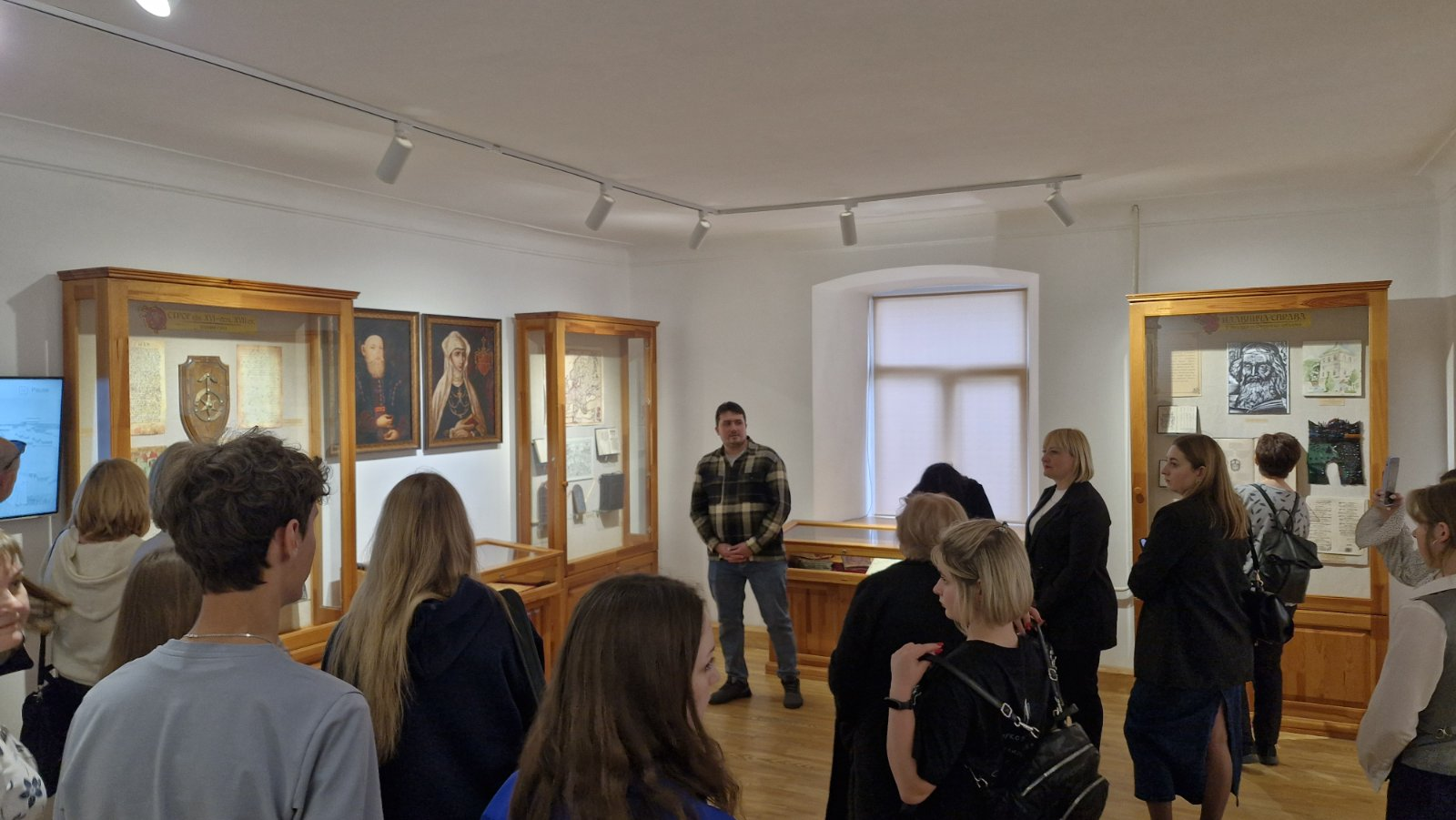  Делегація під час екскурсії у музеї НаУОА.png