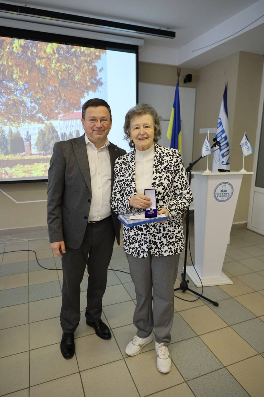 Декан хіміко-біологічного факультету, докторка біологічних наук, професорка Оксана Боднар нагороджена найвищою відзнакою університету «Гордість ТНПУ». Dekan_khimiko-biolohichnoho fakultetu_doktorka_biolohichnykh_nauk_profesorka_Oksana_Bodnar_n_horodzhena_naivyshchoiu_vidznakoiu_universytetu_«Hordist TNPU».