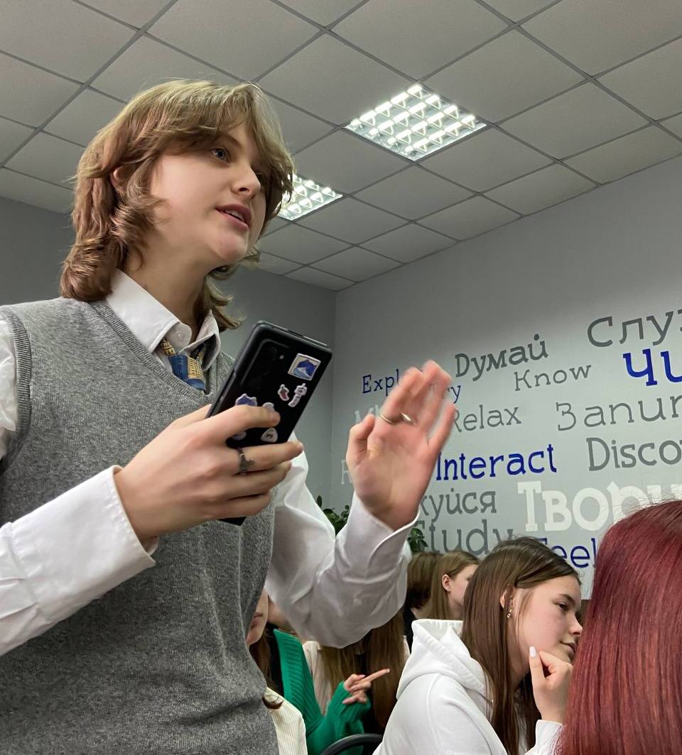 Студентка 2 курсу спеціальності "Журналістика" Дарія Тихонюк дає питання Тарасу Бураку