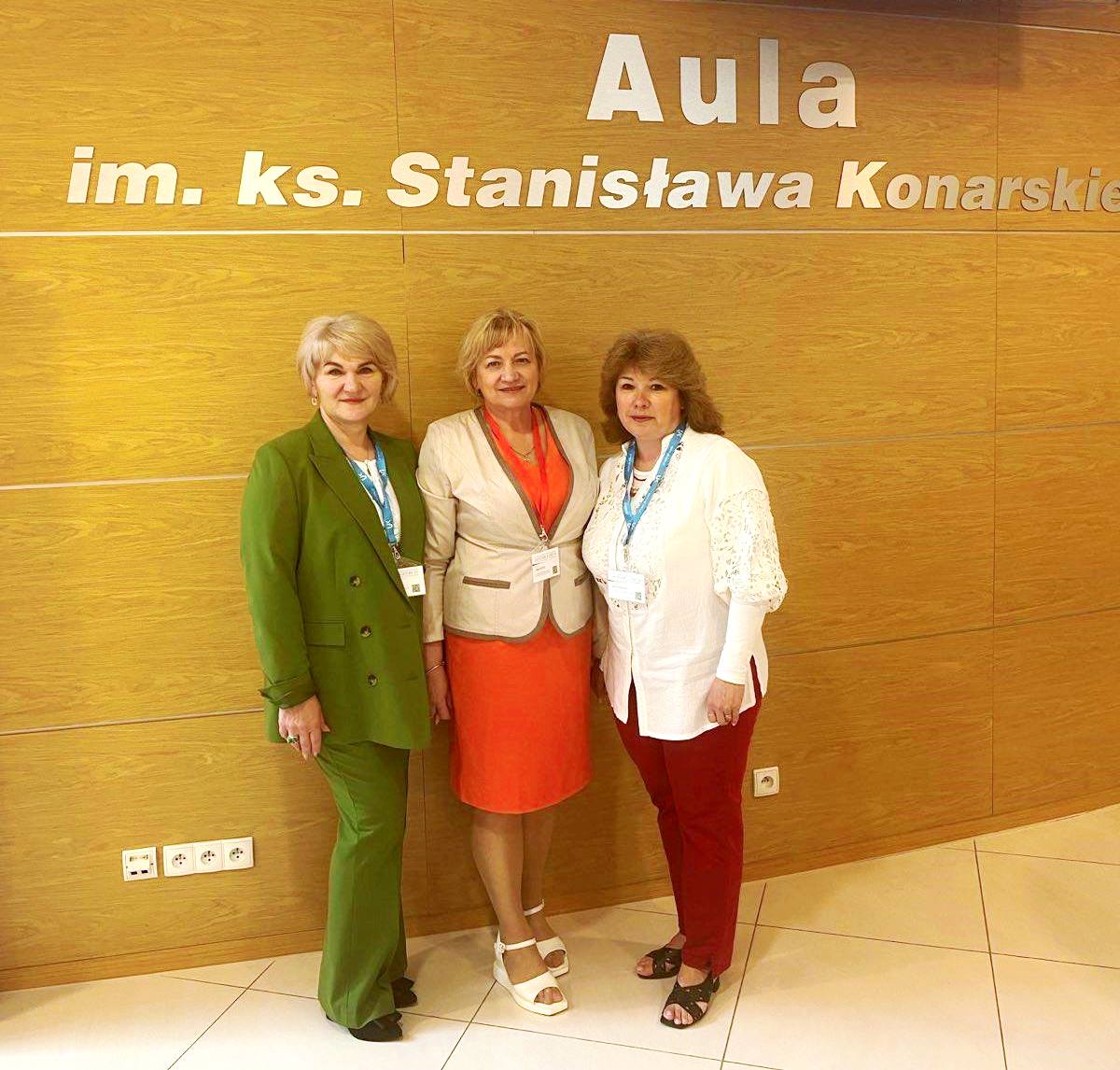 З колегами в кулуарах конференції.jpg