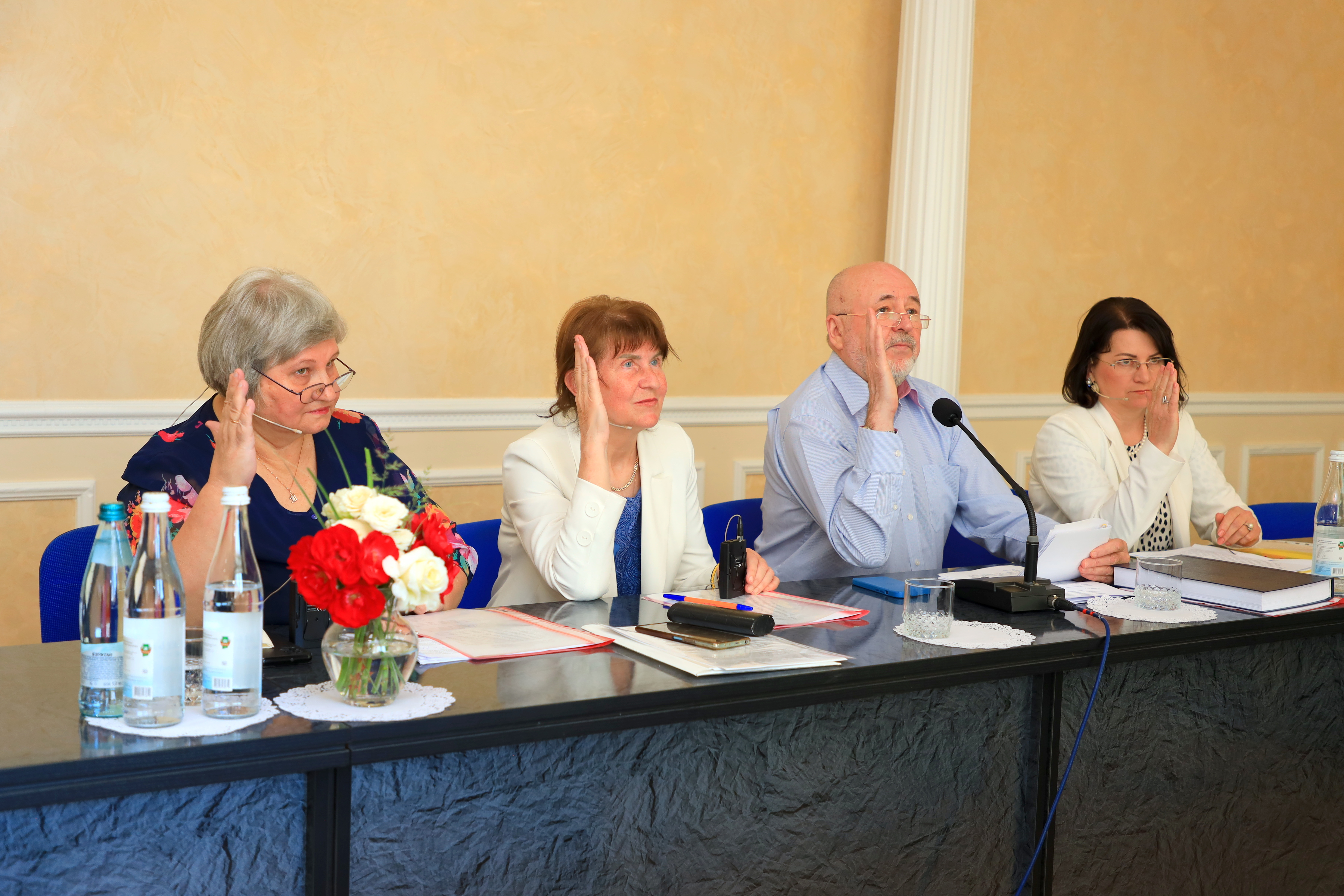 Члени разової спеціалізованої вченої ради PhD 9167 під час голосування.JPG