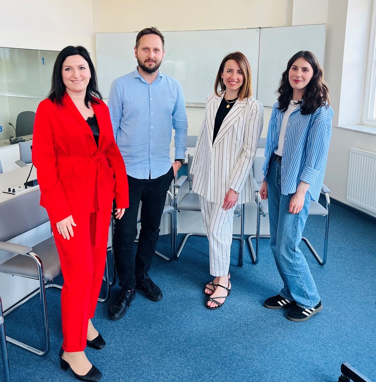 Доцентки ТНПУ з польськими колегами.jpeg