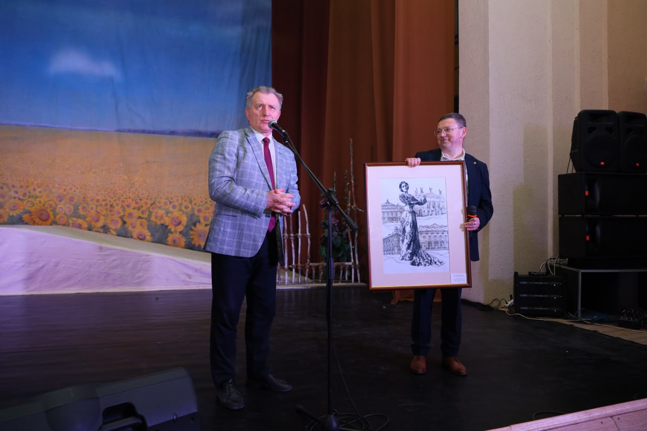 Pid chas urochystoi akademii rektoru universytetu vruchyly mystetskyi podarunok z nahody 86-richchia TNPU