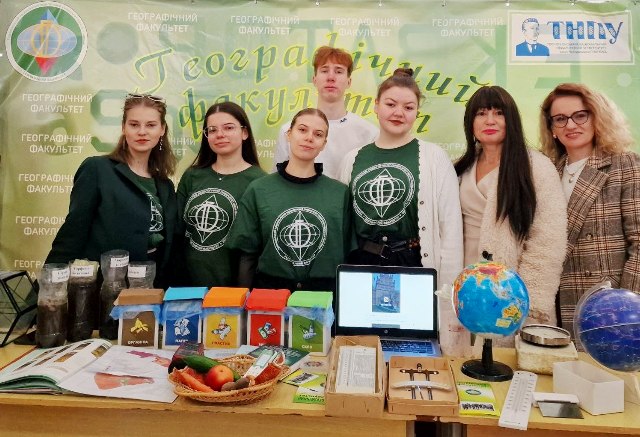  Доцент Наталія Таранова, викладач Анна Грицишин та студенти-активісти на презентації освітніх можливостей ОП кафедри географії