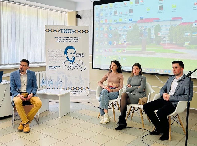 модератор зустрічі доц. Володимир Конкульовський та запрошені гості
