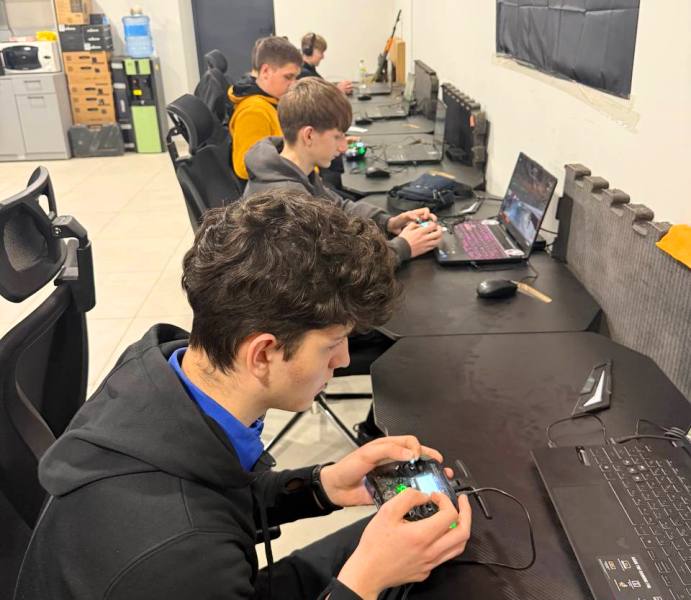  Робота із симулятором керівництва дроном