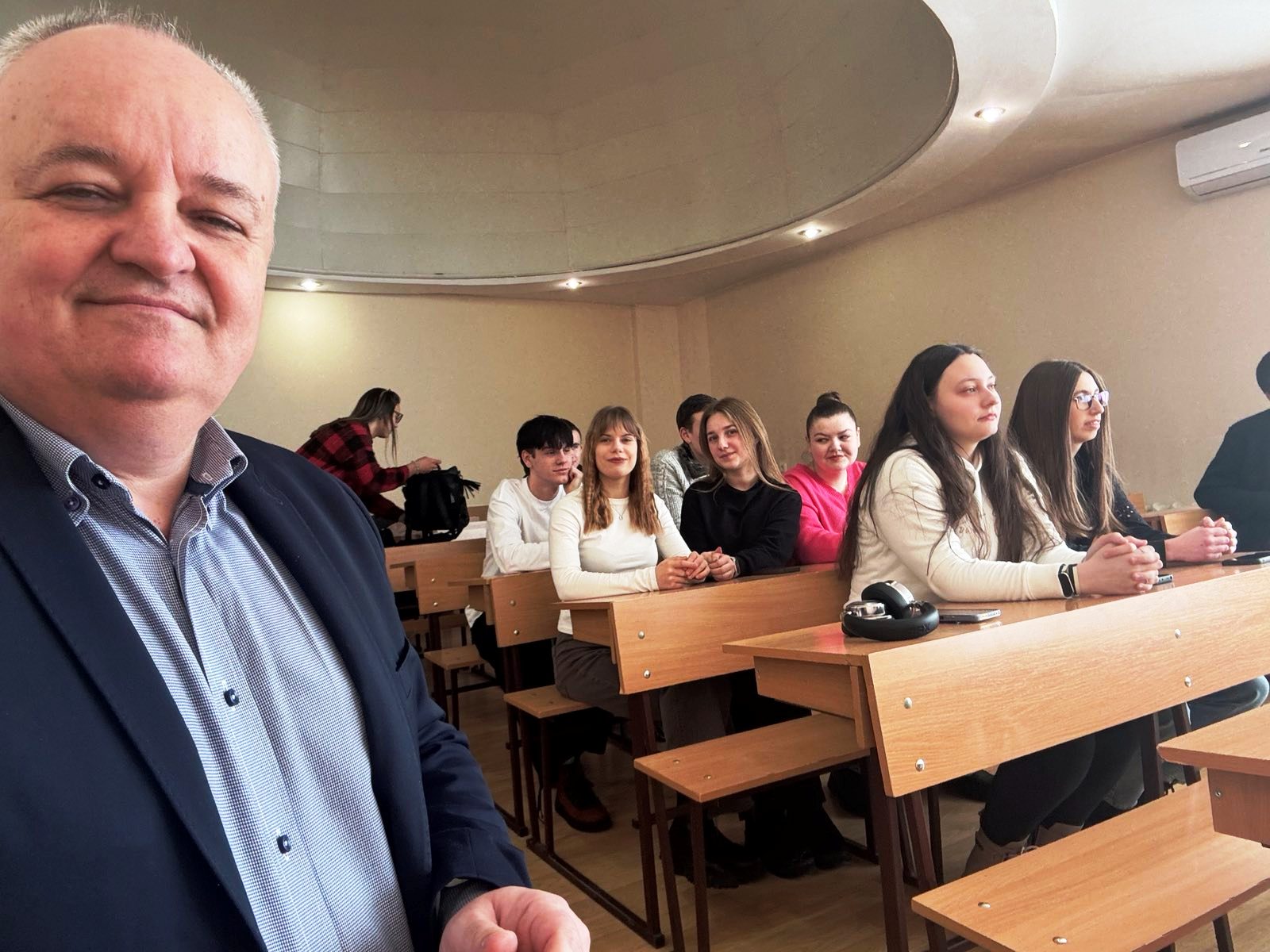  Декан географічного факультету Андрій Кузишин разом із третьокурсниками під час святкування Екватора