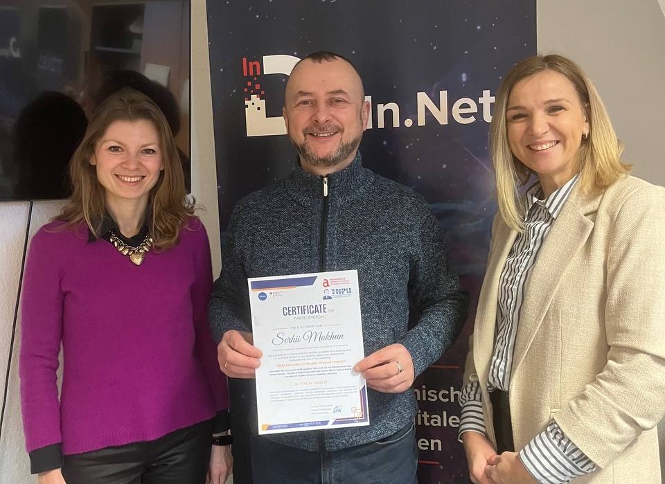 Офіційний момент вручення сертифіката про завершення програми академічної мобільності разом із колегами-партнерами.