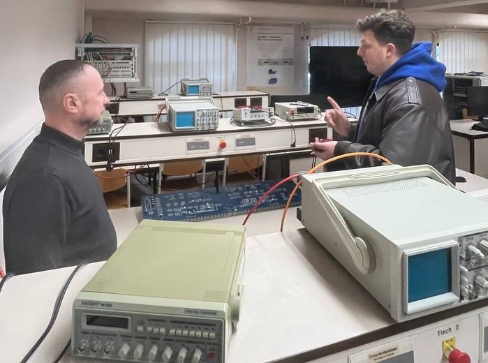 Офіційний момент вручення сертифіката про завершення програми академічної мобільності разом із колегами-партнерами.