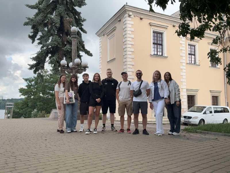 Фахівці центру адаптації Garta біля Тернопільського Замку.