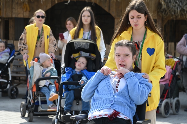  Волонтери-асистенти дітей на кріслах колісних