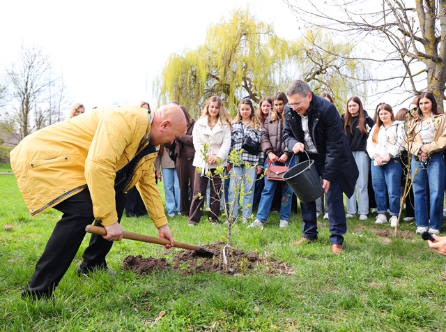  Гості з Чоркова теж долучилися до висадження дерев і кущів
