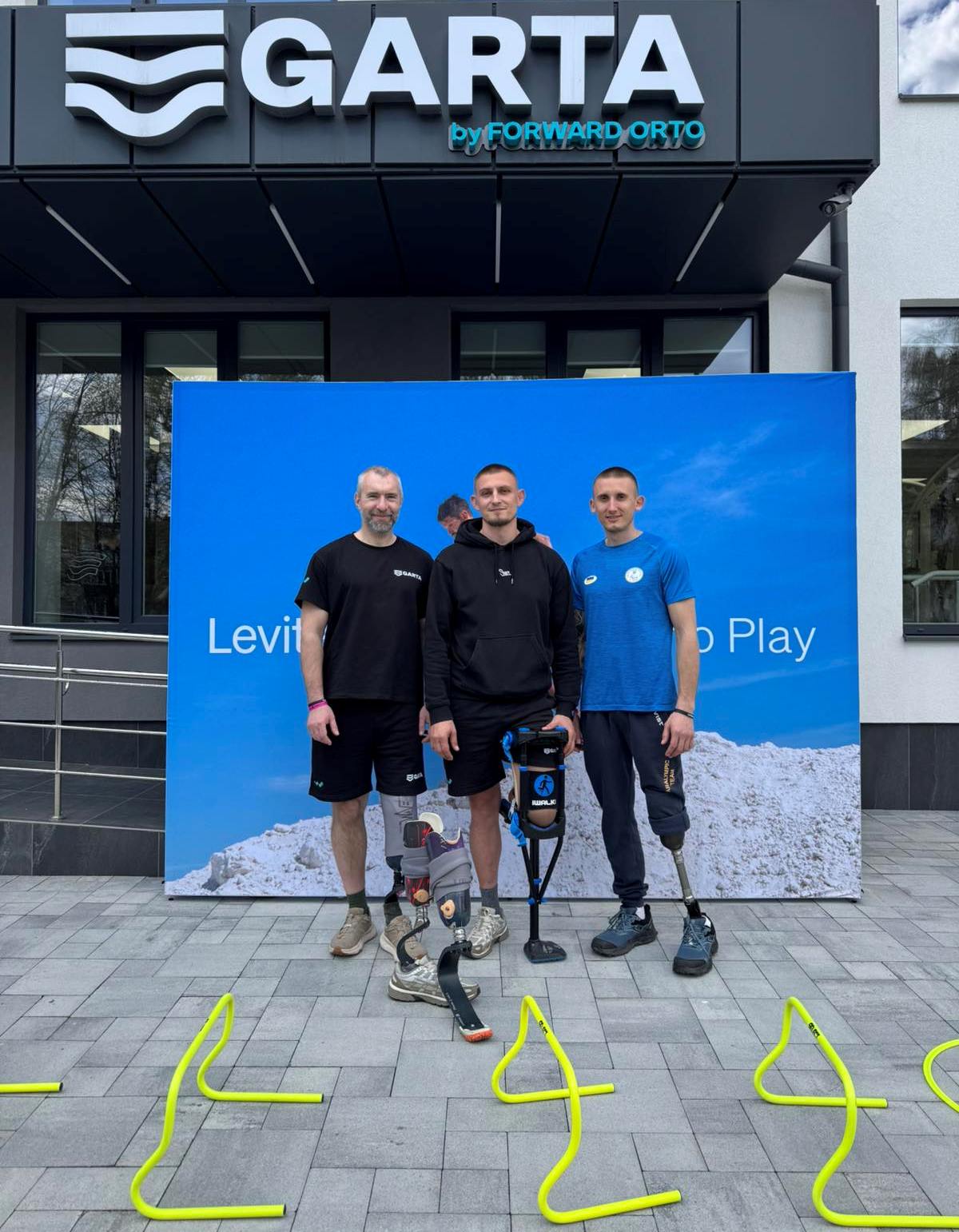  Тарас Радь з воїнами-ветеранами