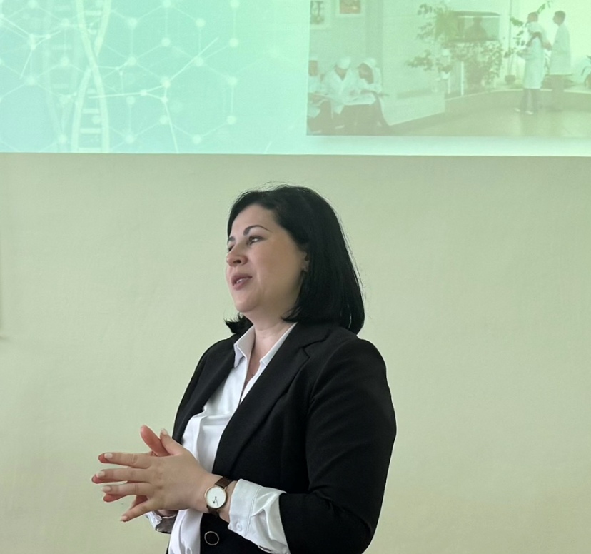 Декан факультету Оксана БОДНАР знайомить випускників коледжу з цьогорічними умовами вступу 