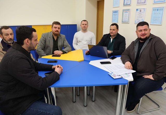  Робочий момент обговорення тез доповідей у колі науковців