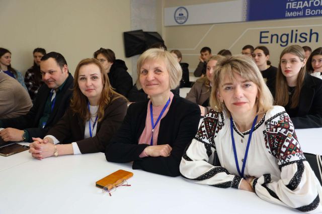 Учасники конференції та студенти в аудиторії уважно слухають доповіді пленарного засідання