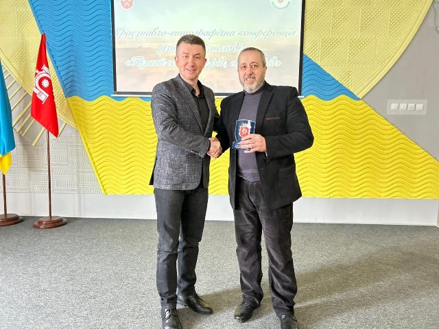  Вручення нагороди від міського голови Ланівців Романа Казновецького Івану Зуляку