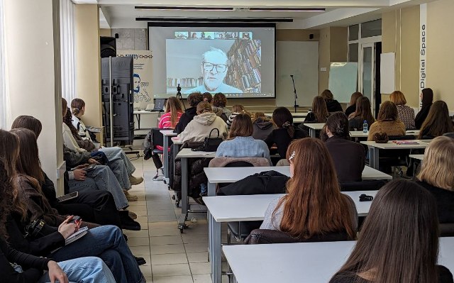  Студенти факультету іноземних мов ТНПУ під час відкритої лекції