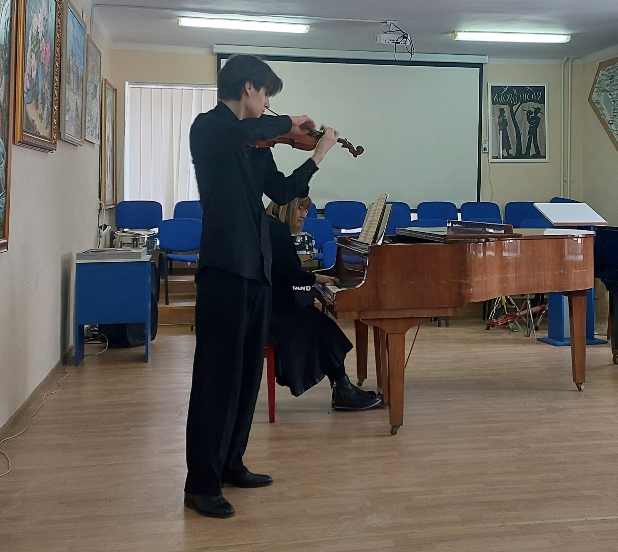 Соліст Остап Козира та концертмейстер Оксана Козира під час виступу