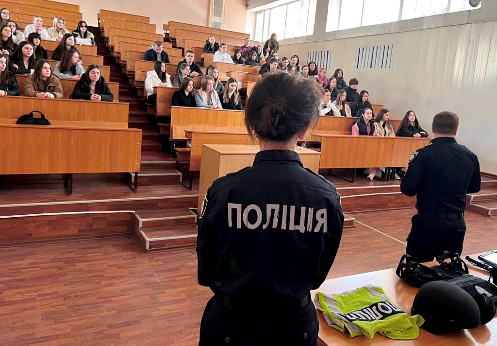  Розмова з представниками національної поліції на факультеті іноземних мов