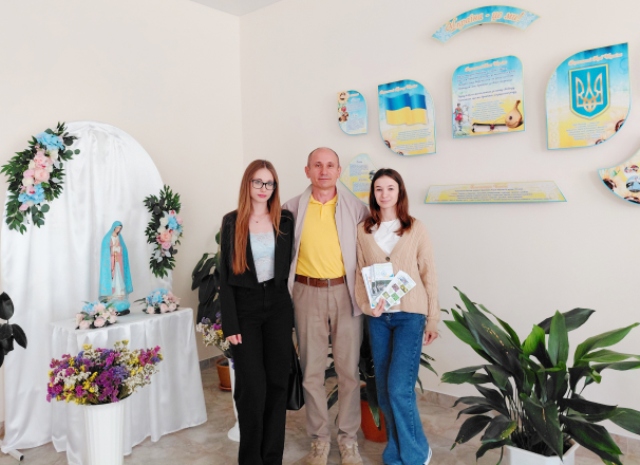  Студенти з викладачем