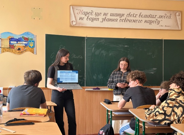 Магістранти-історики знайомлять старшокласників із освітніми програмами факультету
