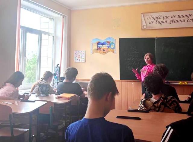 Доц. кафедри всесвітньої історії та релігієзнавства ТНПУ Оксана Валіон обговорює зі школярами переваги історичної освіти