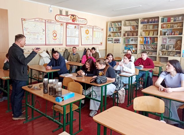  Богдан Гавришок демонструє породи і мінерали