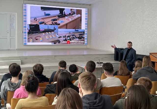 Учні знайомляться з освітніми програмами та порадами для навчання