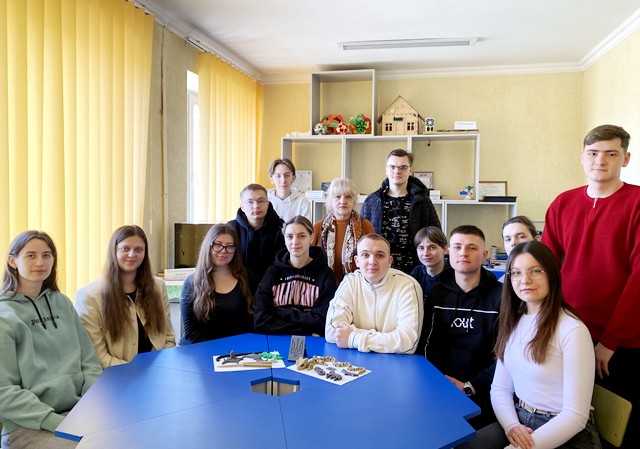  Студенти демонструють результати STEM-проєктів — антистресові та інклюзивні іграшки, виготовлені за допомогою 3D-друку