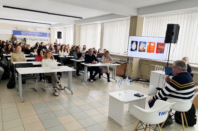  Студенти та викладачі ТНПУ під час лекції-дискусії з Ростиславом Семківим